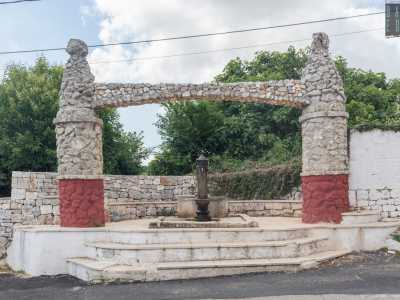 E mentre passeggiamo avvistiamo l'unica fontana del luogo...